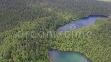 空中摄影。 天空景观的景观与西伯利亚的一个山湖附近的贝加尔湖。 斯奈兹纳温暖的湖