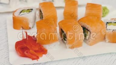 美味<strong>的</strong>寿司，三文鱼，奶酪，芥末，粉红色生姜，酱油在时尚<strong>的</strong>白色木制背景上。