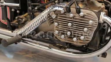 老式摩托车展览，发动机和车轮的特写