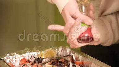 在家庭厨房里，一个女孩的手在<strong>手工</strong>磨<strong>坊</strong>的一个戳子里放着一个盘子或胡椒。 健康