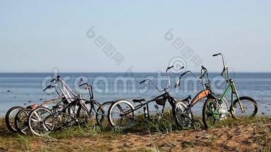 自行车停留在山上平静的大海背景。 夏日阳光明媚。 没有人没有人