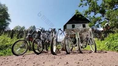 六辆自行车在敞开的大门和乡村的大豪宅前。 夏日。