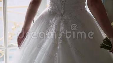 穿着婚纱的年轻新娘在室内捧着花束。 白色<strong>豪</strong>华<strong>礼</strong>服