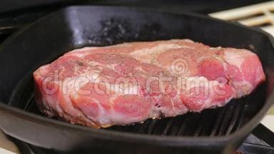在烤架上煮牛排。 烧烤准备肉做牛排。