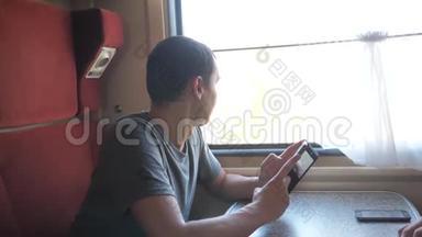 通过社交媒体的图片，男人在火车上放松听音乐和微笑的生活方式。 慢慢慢慢