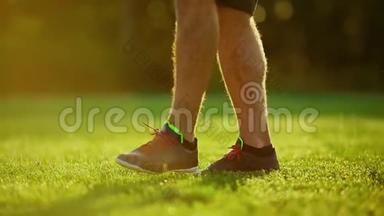 草地上的足球鞋