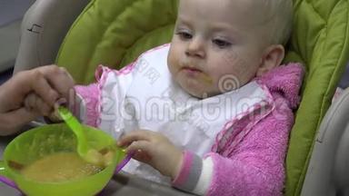 小婴儿<strong>用勺子</strong>喂养。 特写镜头。 4K超高清，超高清