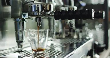 超级慢动作大型专业咖啡机，在透明杯中倒入热浓咖啡
