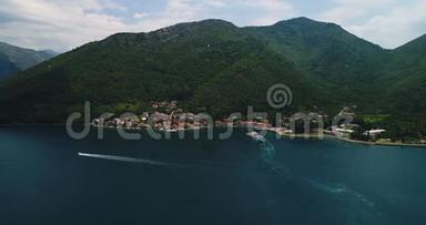 从上面到Kotor湾的空中美丽景色和阳光明媚的下午从Lepetane到Kamenari的<strong>定期</strong>客运渡轮