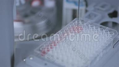 现代制药设备。 用于生产药品的高科技自动机器，化学分析。