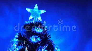 圣诞树，节日快乐。 新年2020的心情。 圣诞内饰。 房间里有一棵漂亮的圣诞树，上面装饰着