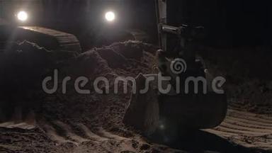 挖掘机挖砂及夜间道<strong>路工</strong>程中的粉尘作业，挖泥土斗的近景