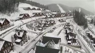 冬季山上房屋的空中拍摄