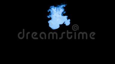 蓝色辉光墨水溶于水的三维渲染，模拟墨水注入，VFX效果与Luma哑光。 黑色27号蓝色
