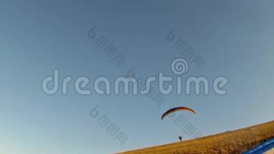 滑翔伞准备从山上起飞