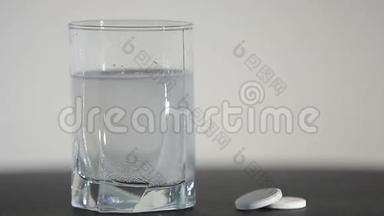 阿司匹林或泡腾药丸滴入一杯水中