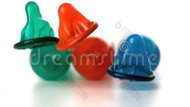 五颜六色的避孕套掉在被炸的避孕套前面