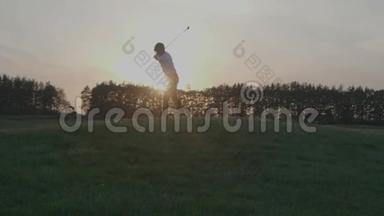 日落时带高尔夫球袋的男孩高尔夫球手剪影