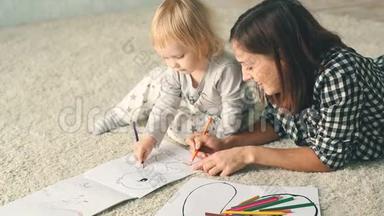 妈妈和小女儿用铅笔画<strong>相册</strong>