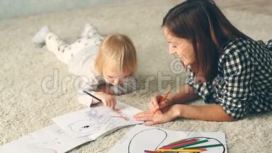 妈妈和小女儿用铅笔画<strong>相册</strong>