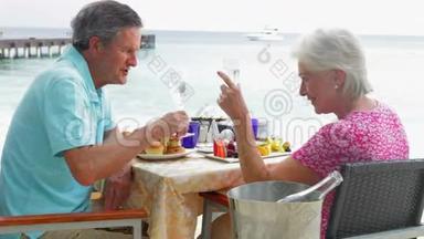 高级夫妇在海鲜餐厅用餐