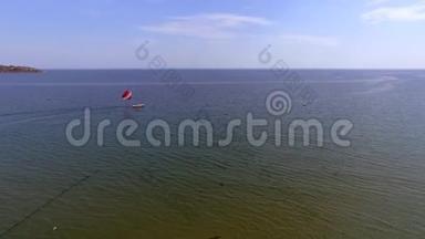夏日的风在黑海的保加利亚索佐波尔沙滩前寄生