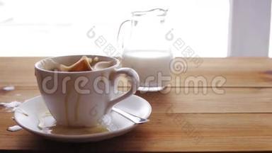 糖落在木桌上的咖啡杯上