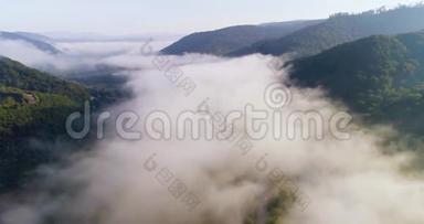 空中观景台。 在美丽的云彩中飞越高山。 空中摄影机拍摄。 空中云层。