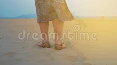 小女孩正沿着海滩散步。 击中了腿。