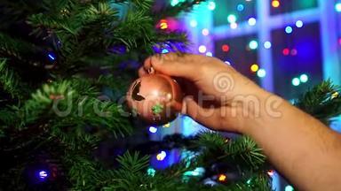 用<strong>圣诞彩灯</strong>在<strong>圣诞</strong>树上装饰手工。