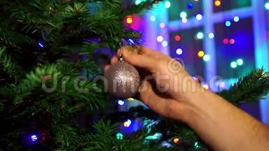 用圣诞<strong>彩灯</strong>在圣诞树上<strong>装饰</strong>手工。