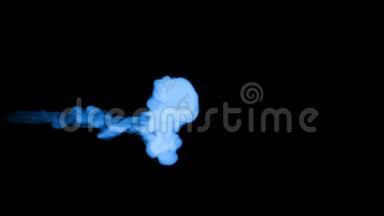 蓝色辉光墨水溶于水的三维渲染，模拟墨水注入，VFX效果与Luma哑光。 黑色24号蓝色