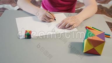 桌上的女孩用彩色<strong>铅笔画画</strong>