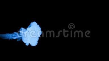 蓝色辉光墨水溶于水的三维渲染，模拟墨水注入，VFX效果与Luma哑光。 黑色的蓝色22