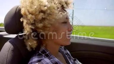 一个年轻的黑人女子在夏天驾驶一辆<strong>敞篷</strong>车