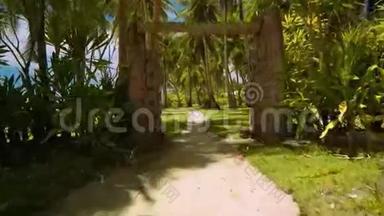 穿过乡村大门，在草坪草地上种满棕榈树，菲律宾