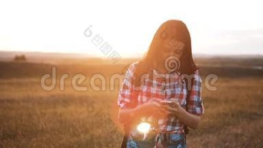 hipsterhiker剪影女孩行走<strong>游子</strong>在手机智能手机上搜索位置导航找到正确的方法