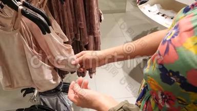 女人在<strong>服装店购物</strong>，选择衣服，4k，慢动作