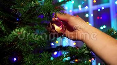 用圣诞<strong>彩灯</strong>在圣诞树上装饰手工。
