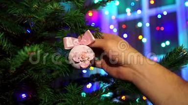 用圣诞<strong>彩灯</strong>在圣诞树上<strong>装饰</strong>手工。