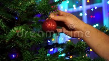 用<strong>圣诞彩灯</strong>在<strong>圣诞</strong>树上装饰手工。