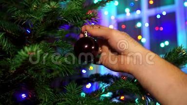 用圣诞彩灯在圣诞树上装饰手工。