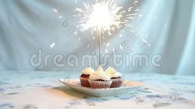 带蝴蝶结和蜡烛的纸杯蛋糕。 生日快乐卡。 <strong>节</strong>日贺卡。