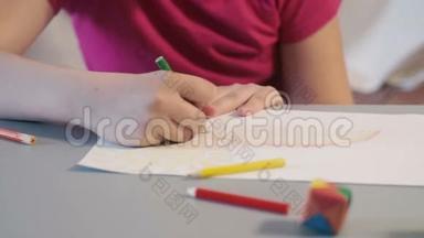 桌上的女孩用<strong>彩色铅笔画</strong>画