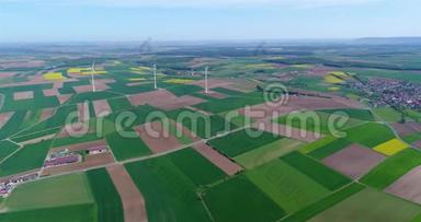 农田和发电风力发电机的空中全景<strong>图</strong>。 替代能源，三<strong>台风</strong>力涡轮机