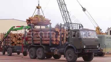起重机从卡车上卸下原木，林业起重机卸下原木