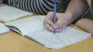 小学生用钢笔在练习本上写课文