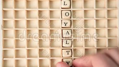 顾客护理用骰子拼出的词语放在格子里