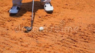 慢速高尔夫球手在沙坑上击球挥杆高尔夫球