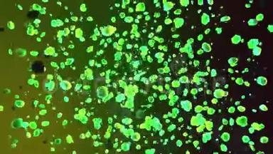 抽象粒子旋转回路.. 绿色碎片在球体中飞行和旋转